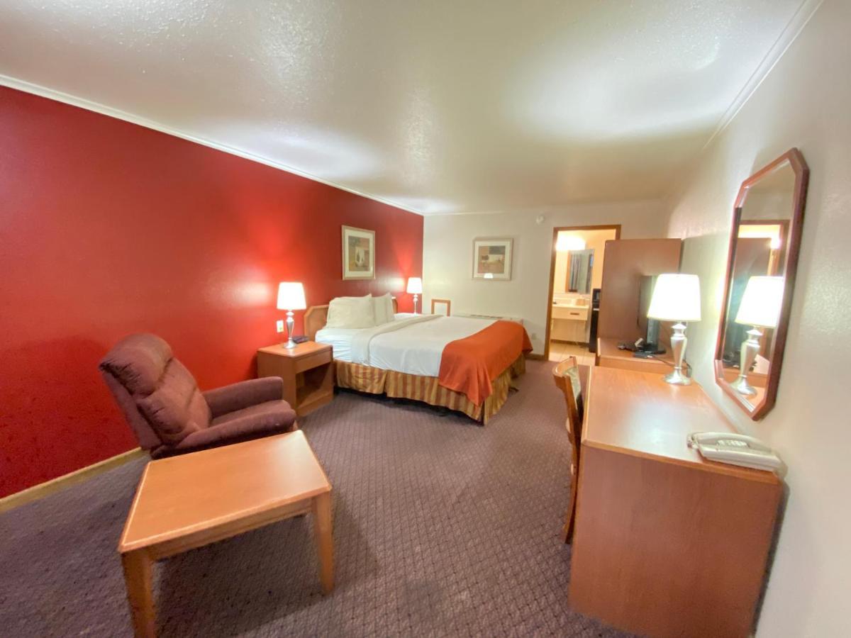 Fort Hays Inn Екстериор снимка