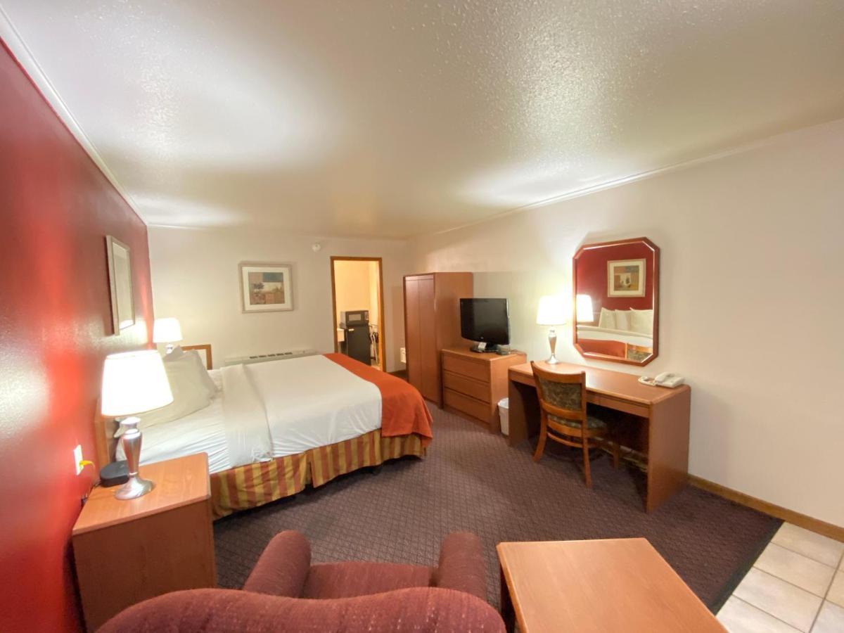Fort Hays Inn Екстериор снимка