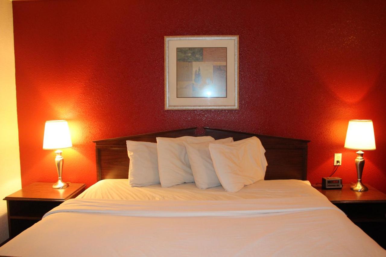Fort Hays Inn Екстериор снимка