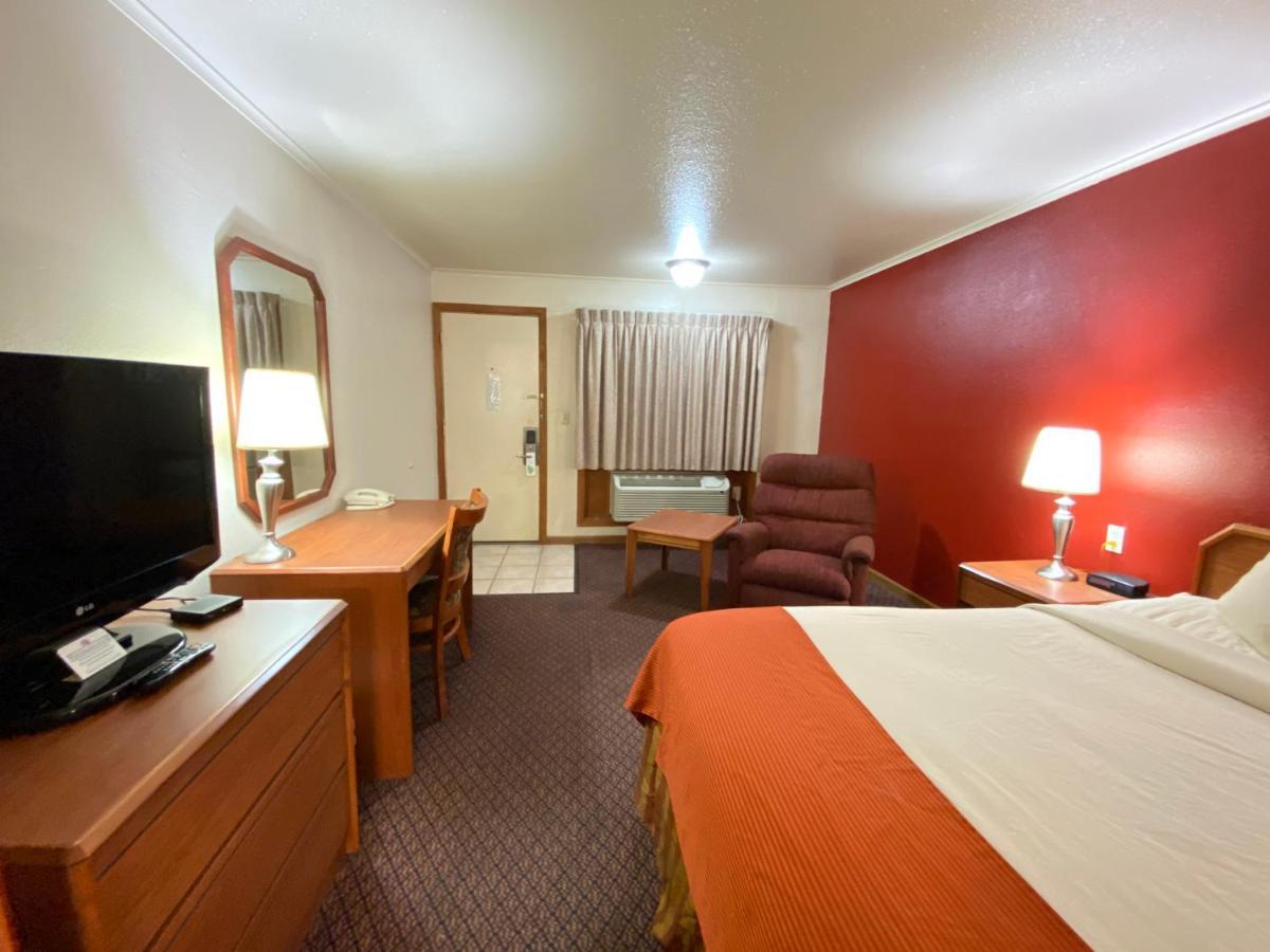 Fort Hays Inn Екстериор снимка