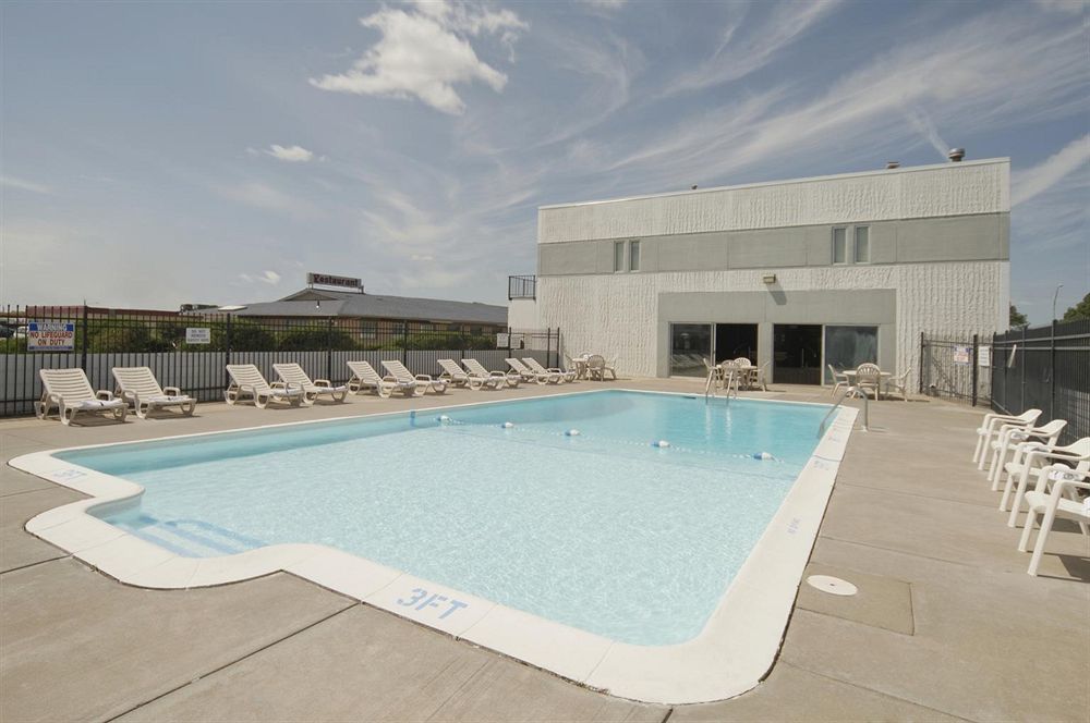 Fort Hays Inn Екстериор снимка