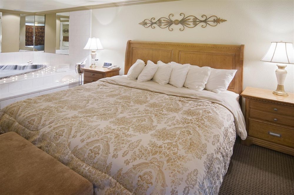 Fort Hays Inn Екстериор снимка